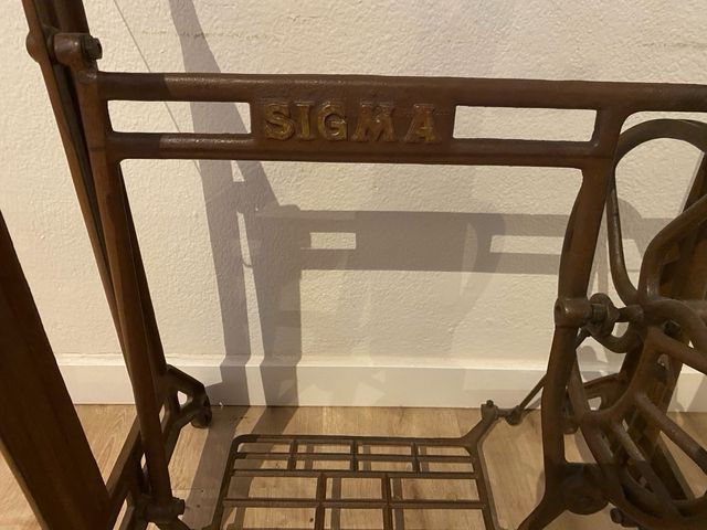Mesa Sigma restaurada con cristal