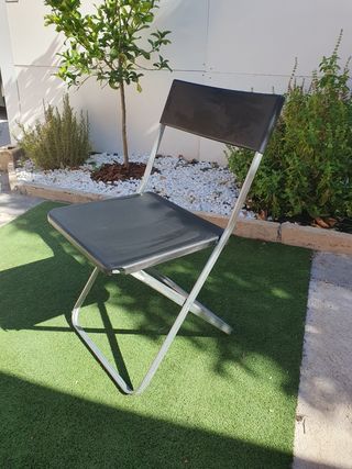 Sillas plegables Ikea negras y plateadas