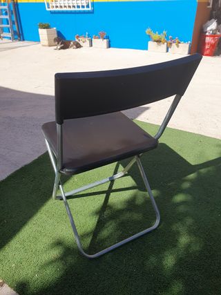 Sillas plegables Ikea negras y plateadas