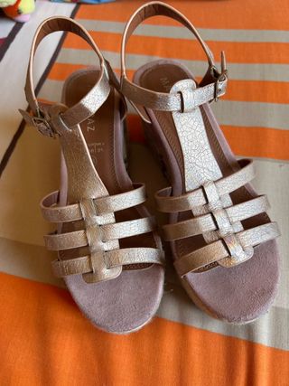 Sandalias  doradas y rosas