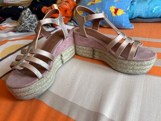Sandalias  doradas y rosas