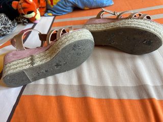Sandalias  doradas y rosas