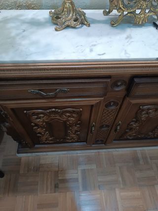 Aparador madera tallada con mármol