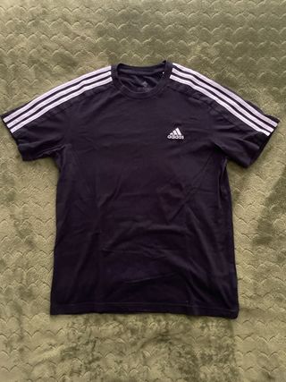Camiseta Adidas Negra con Rayas Blancas