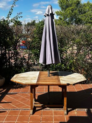 Mesa de teca exterior con sombrilla