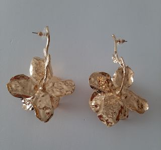 Pendientes dorados flor con tallo