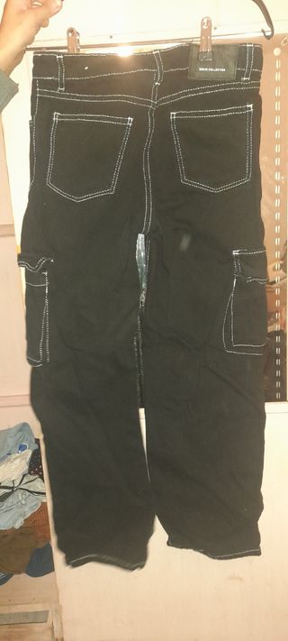 Pantalón cargo negro con costuras blancas