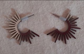 par de brincos prateados