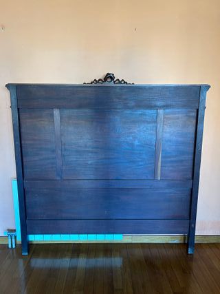 Armario antiguo de madera maciza con marquetería