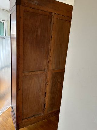 Armario antiguo de madera maciza con marquetería
