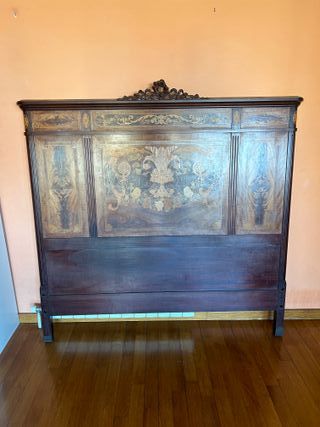 Armario antiguo de madera maciza con marquetería