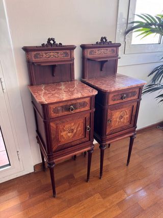 Armario antiguo de madera maciza con marquetería