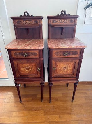 Armario antiguo de madera maciza con marquetería