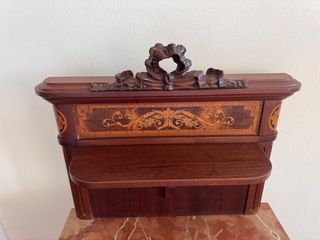Armario antiguo de madera maciza con marquetería