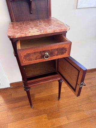 Armario antiguo de madera maciza con marquetería