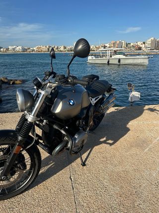 Moto BMW R nineT Scrambler Gris