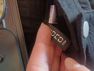 Falda negra corta con botones