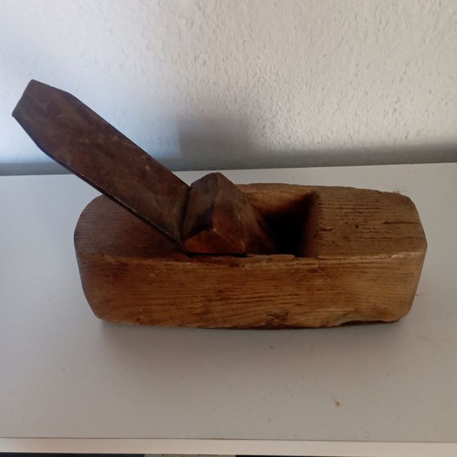 Cepillo de carpintero antiguo de madera