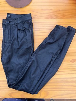 Pantalón efecto piel