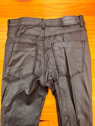 Pantalón efecto piel