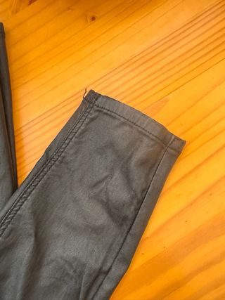 Pantalón efecto piel