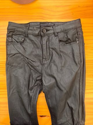 Pantalón efecto piel