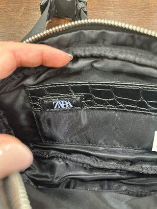 Riñonera negra efecto piel cocodrilo