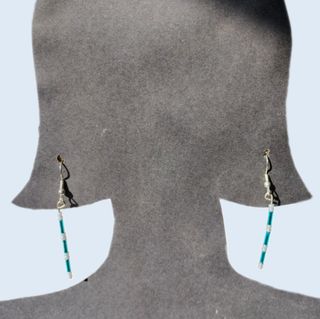 Pendientes largos plateados con cuentas de colores