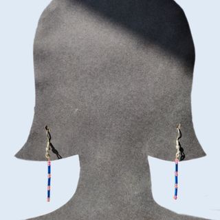 Pendientes largos plateados con cuentas de colores