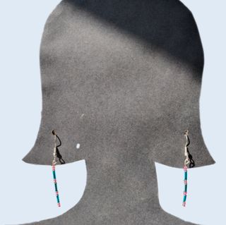 Pendientes largos plateados con cuentas de colores