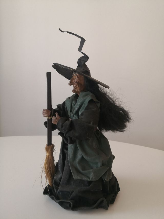 Bruja con escoba decorativa