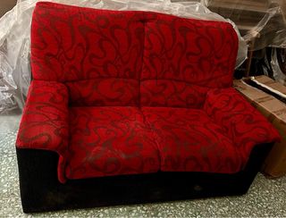 Sofá de tela rojo con estampado