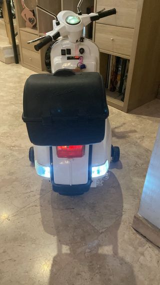Moto Vespa Blanca con Baúl 12v
