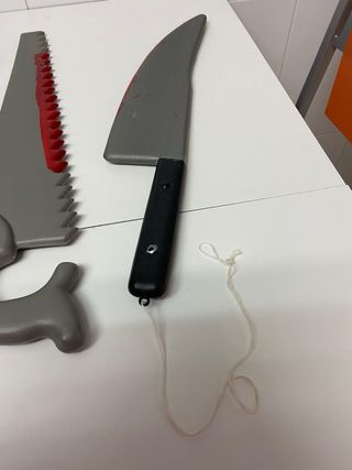 Accesorios para Halloween: sierra y cuchillo