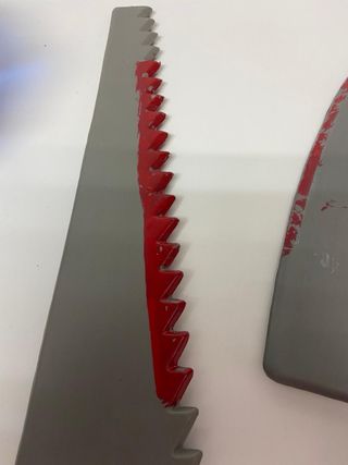Accesorios para Halloween: sierra y cuchillo