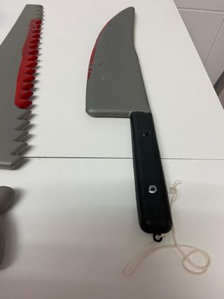 Accesorios para Halloween: sierra y cuchillo