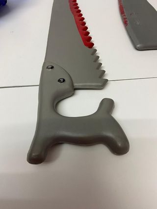 Accesorios para Halloween: sierra y cuchillo
