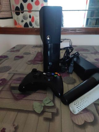 Xbox 360 Negra + Mando + 2 Micrófonos