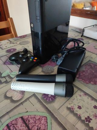 Xbox 360 Negra + Mando + 2 Micrófonos