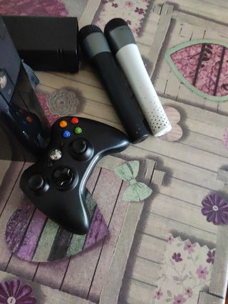 Xbox 360 Negra + Mando + 2 Micrófonos