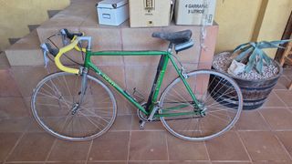 Bicicleta de carretera verde ISERTE antigua 