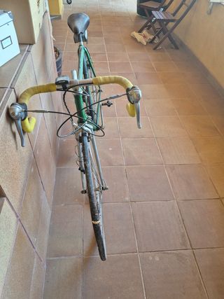 Bicicleta de carretera verde ISERTE antigua 
