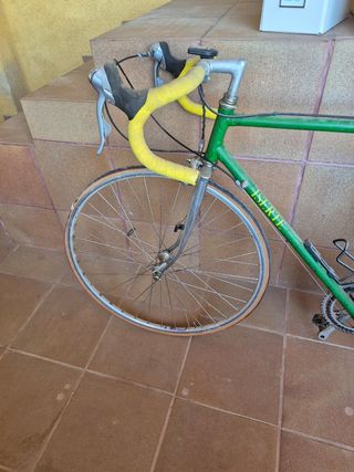 Bicicleta de carretera verde ISERTE antigua 