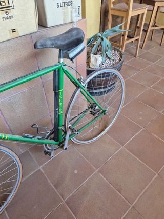Bicicleta de carretera verde ISERTE antigua 