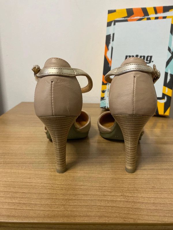 Tacones AJM Beige y Dorado Talla 38