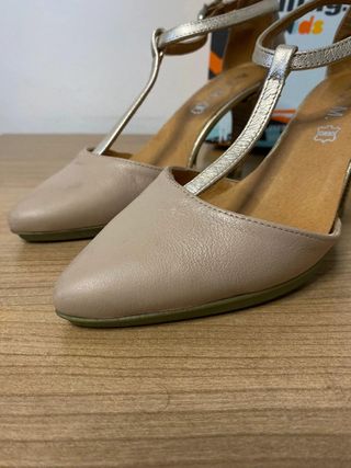 Tacones AJM Beige y Dorado Talla 38