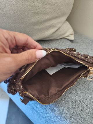 Bolso pequeño Stradivarius marrón con detalles dor