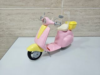 Moto Vespa Barbie Rosa y Amarilla