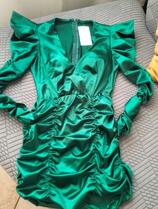 Vestito verde con maniche a sbuffo