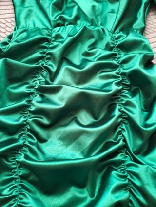 Vestito verde con maniche a sbuffo